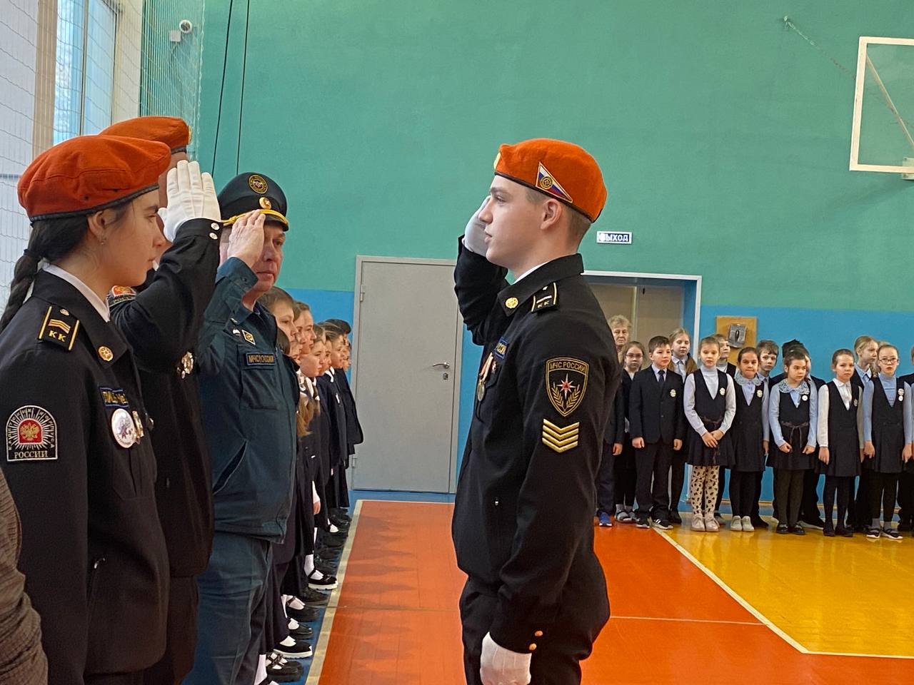 Торжественная церемония поднятия флага и исполнения гимна Российской Федерации.
