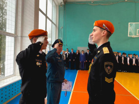 Торжественная церемония поднятия флага и исполнения гимна Российской Федерации.