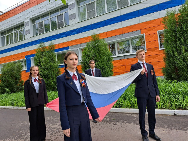 Торжественная церемония поднятия Флага и исполнения Гимна Российской Федерации .