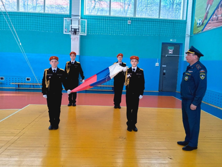 Торжественная церемония поднятия флага и исполнения гимна Российской Федерации .