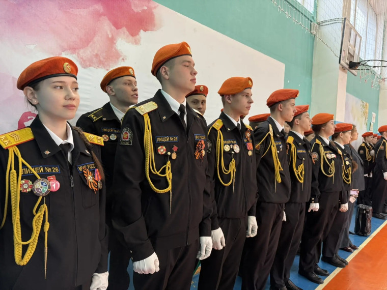 Торжественная церемония поднятия флага и исполнения гимна Российской Федерации.